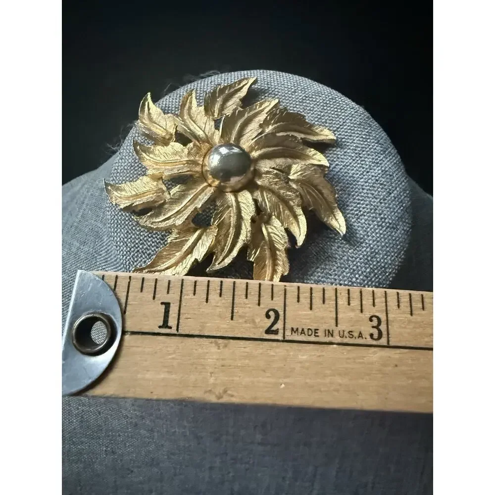Vintage Flower Starburst Brooch Gold Tone Capsule Cocktail MCM Art To Wear